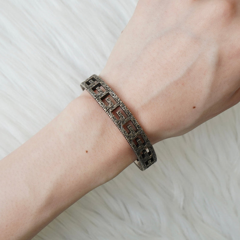 グッチ アラベスク カットアウトG シルバー925 バングル 箱付き - NEWSED