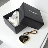 プラダ ハート ロゴ チャーム キーリング GPゴールド / ブラック 箱付き - NEWSED