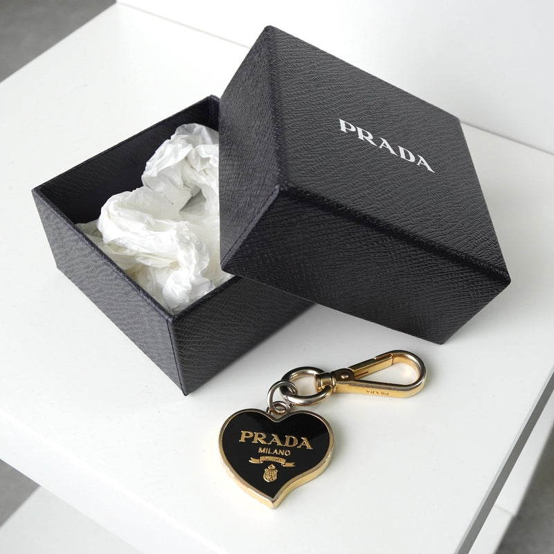 プラダ ハート ロゴ チャーム キーリング GPゴールド / ブラック 箱付き - NEWSED