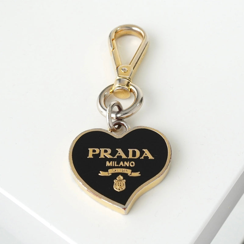 プラダ ハート ロゴ チャーム キーリング GPゴールド / ブラック 箱付き - NEWSED
