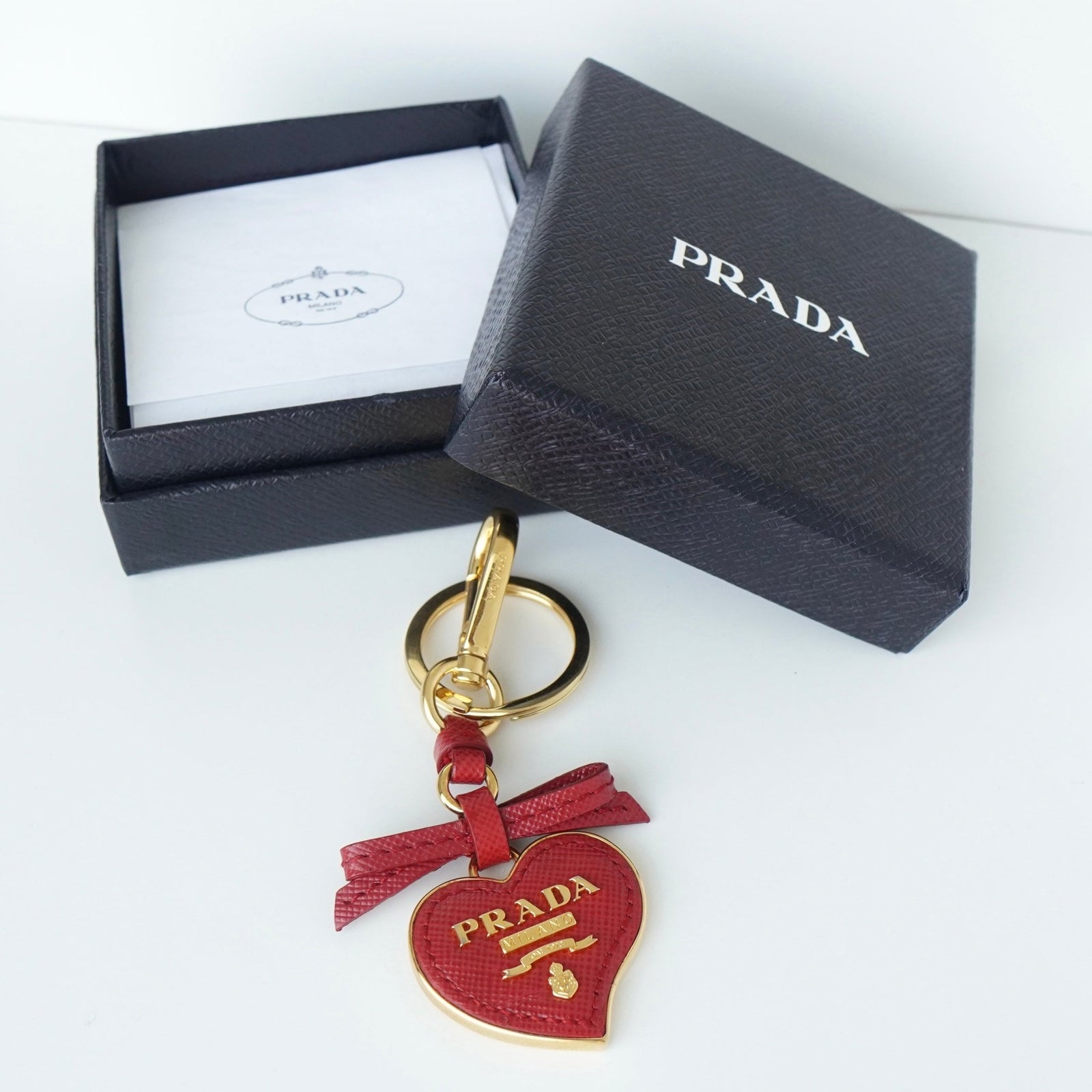 美品 PRADA プラダ ハート型 キーホルダー リボン 箱付き プラダ ハート リボン チャーム キーホルダー GP ゴールド / レッド 箱