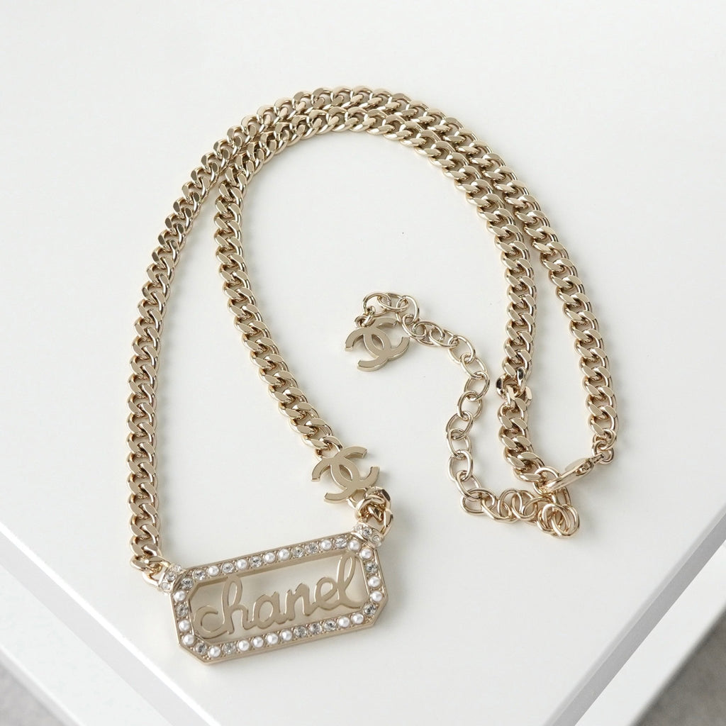 Chanel Coco Mark 标志牌、水钻、珍珠和 GP 金 kihei（Curbside）项链