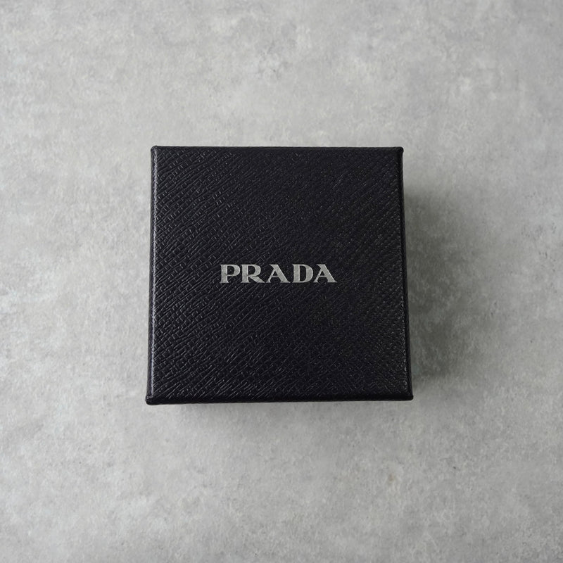 プラダ ハート ロゴ チャーム キーリング GPゴールド / ブラック 箱付き - NEWSED