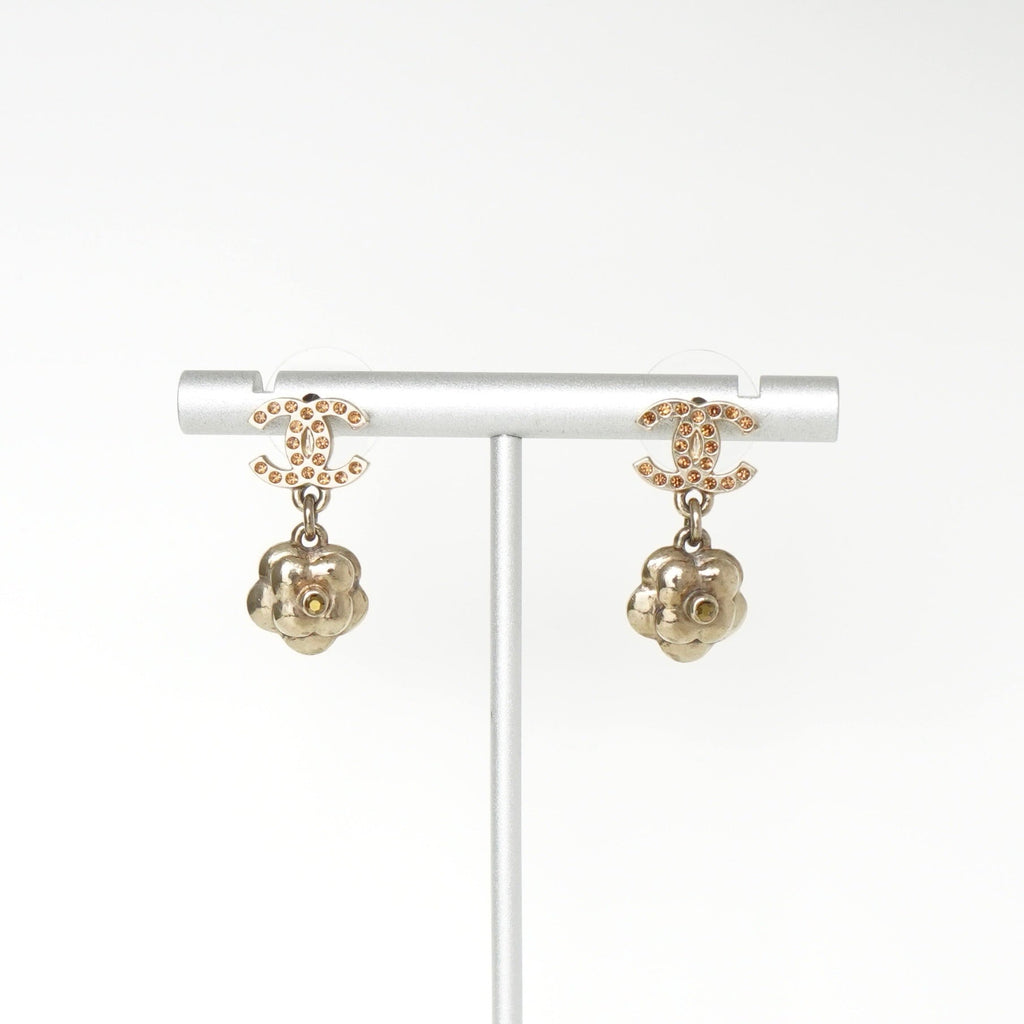 CHANELラインストーンピアスカメリア