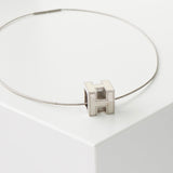 エルメス カージュドアッシュ Hキューブ ネックレス ホワイト/シルバー - NEWSED