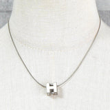 エルメス カージュドアッシュ Hキューブ ネックレス ホワイト/シルバー - NEWSED