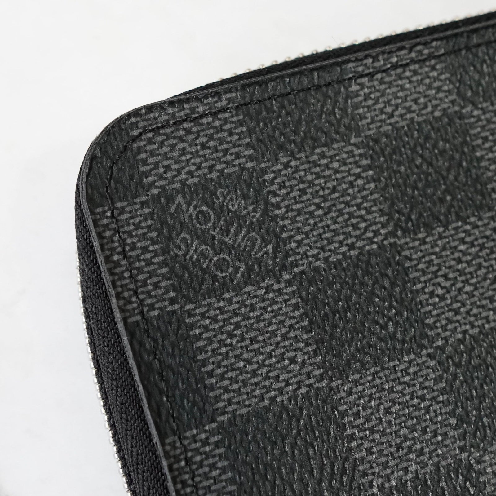 ルイ ヴィトン ダミエ・グラフィット ジッピーウォレット・ヴェル