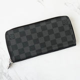 ルイ ヴィトン ダミエ・グラフィット ジッピーウォレット・ヴェルティカル 長財布 ラウンドジップ ブラック ICチップ内蔵 M63324 - NEWSED