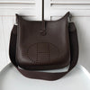 Hermès Evelyne II PM Taurillon Clemence Havana 皮革单肩包，银色金属配件和 K 标志，棕色