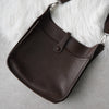 Hermès Evelyne II PM Taurillon Clemence Havana 皮革单肩包，银色金属配件和 K 标志，棕色