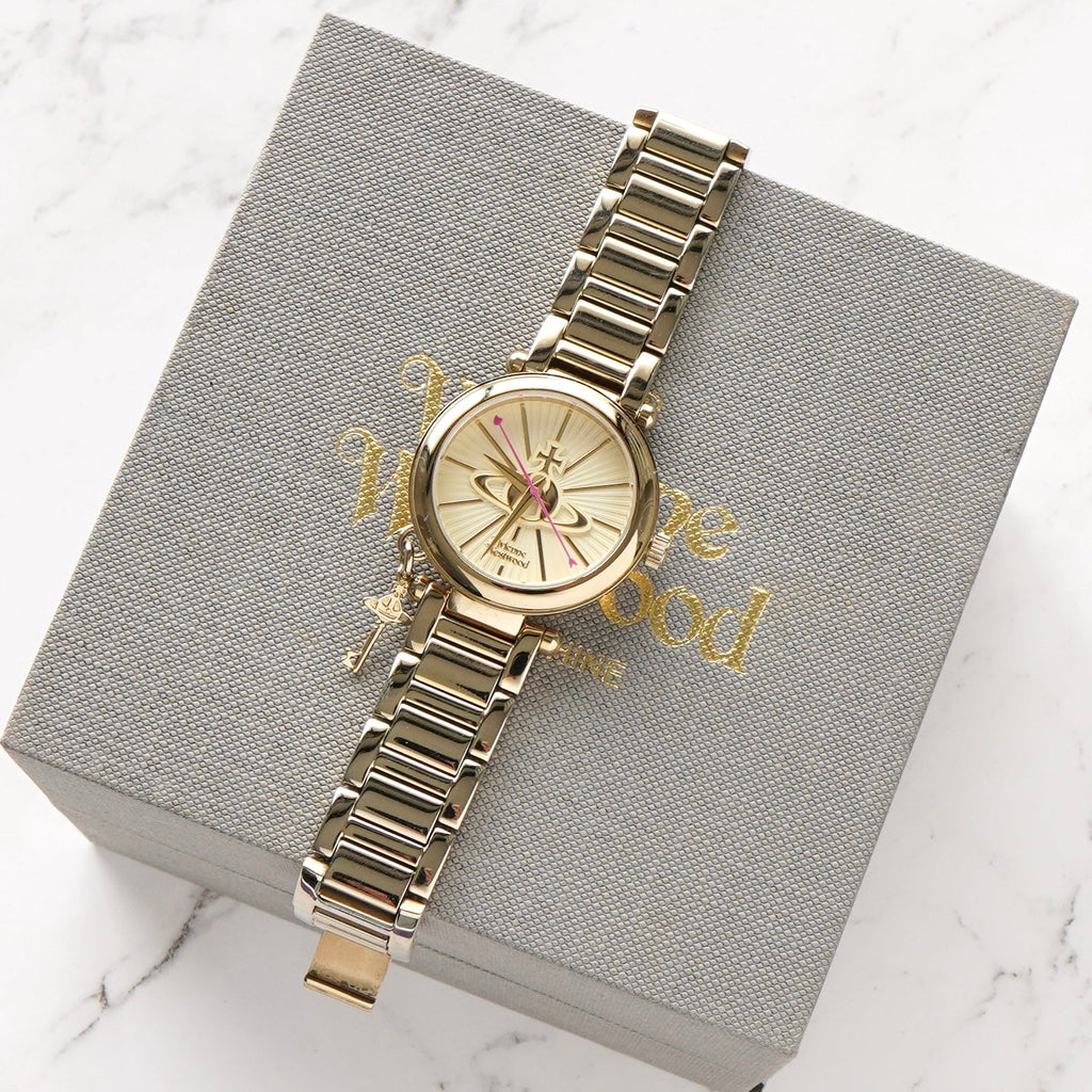 Vivienne Westwood Kensington II Orb 标志石英手表香槟色表盘金色不锈钢 VV006KGD 工作状态