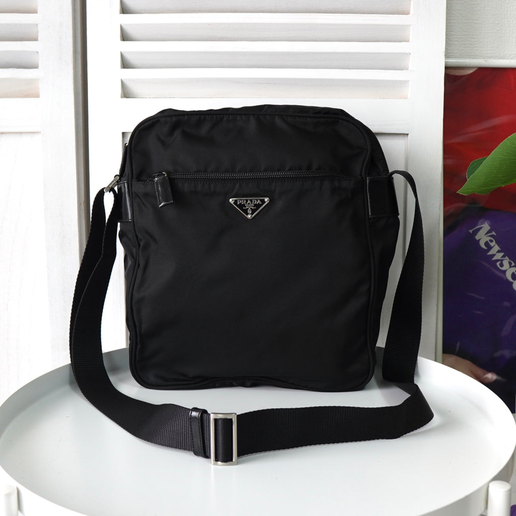 プラダ ナイロン ショルダーバッグ トライアングルロゴ ブラック