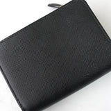 プラダ サフィアーノ レザー 二つ折り財布 コンパクトウォレット トライアングルロゴ L字ファスナー ブラック - NEWSED