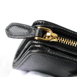 プラダ サフィアーノ レザー 二つ折り財布 コンパクトウォレット トライアングルロゴ L字ファスナー ブラック - NEWSED