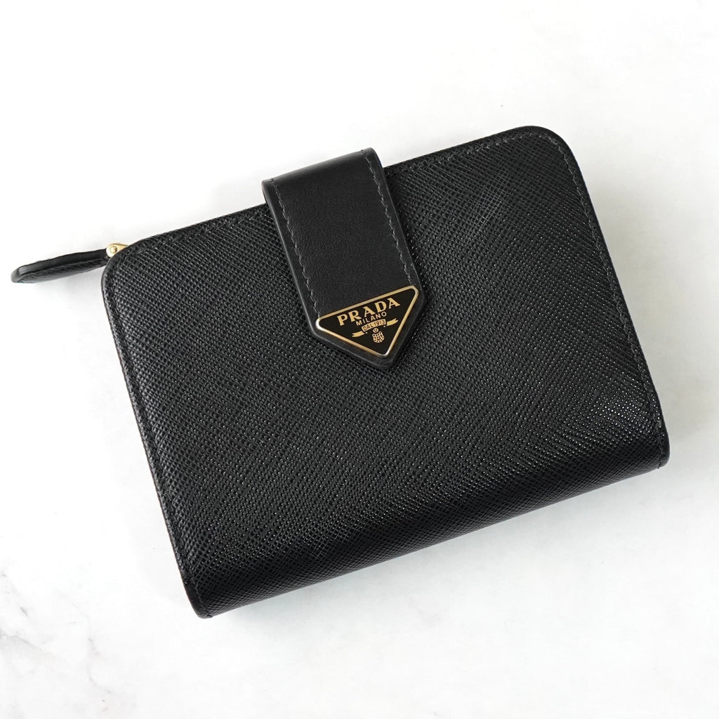 プラダ サフィアーノ レザー  二つ折り財布 コンパクトウォレット トライアングルロゴ L字ファスナー ブラック