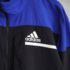 アディダス ナイロンジャケット ロゴプリント ブラック/ブルー