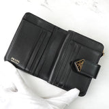 プラダ サフィアーノ レザー 二つ折り財布 コンパクトウォレット トライアングルロゴ L字ファスナー ブラック - NEWSED