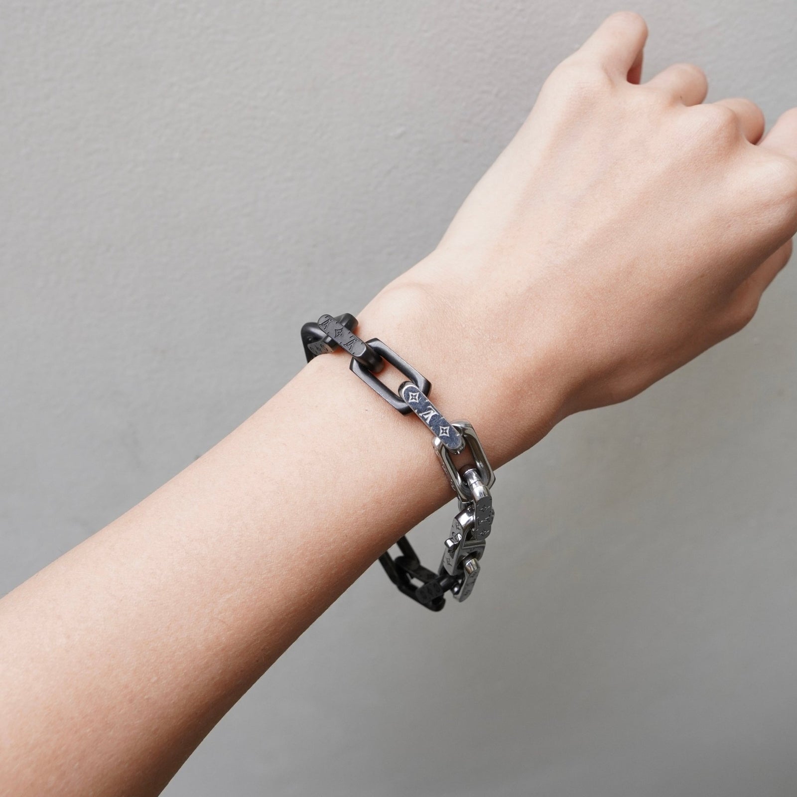 ルイ ヴィトン モノグラム チェーン ブレスレット シルバー / ブラック