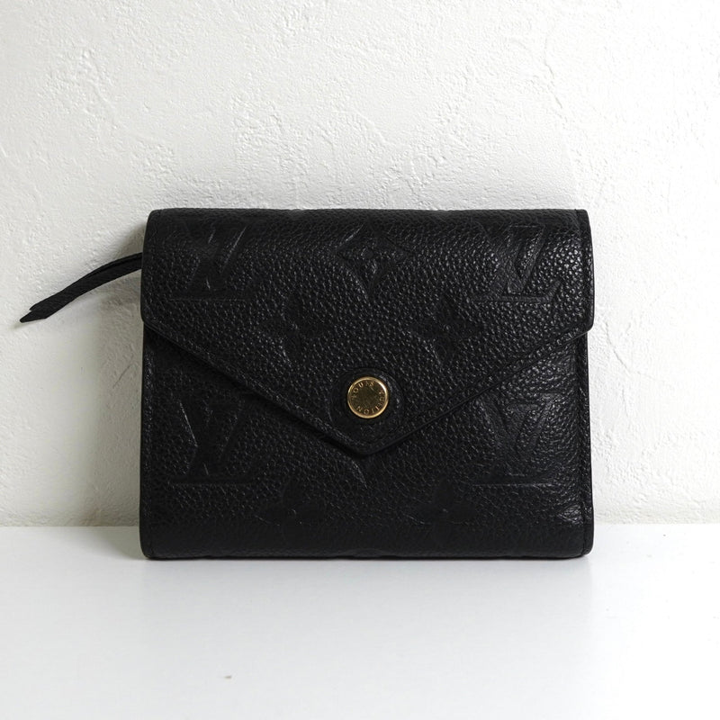 ルイ ヴィトン モノグラム アンプラント ポルトフォイユ ヴィクトリーヌ コンパクトウォレット 三つ折り財布 ブラック M64060 - NEWSED