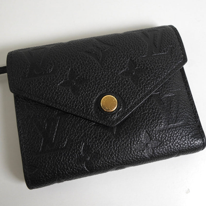 ルイ ヴィトン モノグラム アンプラント ポルトフォイユ ヴィクトリーヌ コンパクトウォレット 三つ折り財布 ブラック M64060 - NEWSED