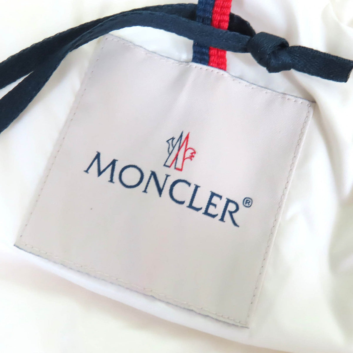モンクレール MARCHAUD GILET 総柄 ロゴワッペン フード付き ダウンベスト アイボリー 0 レディース - NEWSED