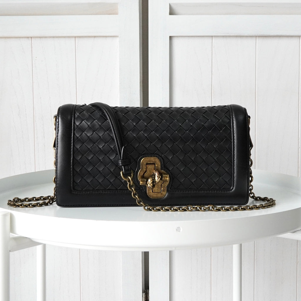 Bottega Intrecciato 黑色皮革转锁链条单肩包