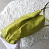 プラダ ポコノ テスート ナイロン 三角プレート トートバッグ ライムグリーン - NEWSED