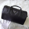 Prada Saffiano 皮革迷你波士顿包，带三角形徽标（黑色/白色）