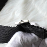 プラダ テスートナイロン / サフィアーノレザー 三角プレート ショルダーバッグ ブラック - NEWSED