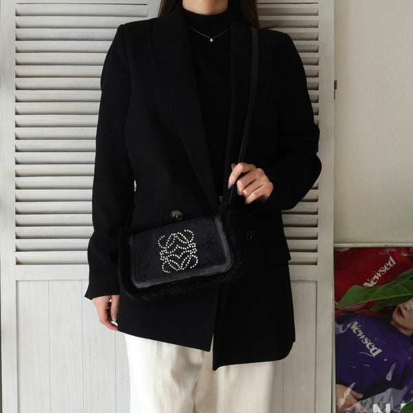 ロエベ スタッズ アナグラム ハラコレザー / ファー ショルダーバッグ ブラック - NEWSED