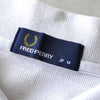 Fred Perry 徽标刺绣短袖 Polo 衫（白色和蓝色）