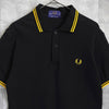 Fred Perry 徽标刺绣短袖 Polo 衫（黑色和黄色）