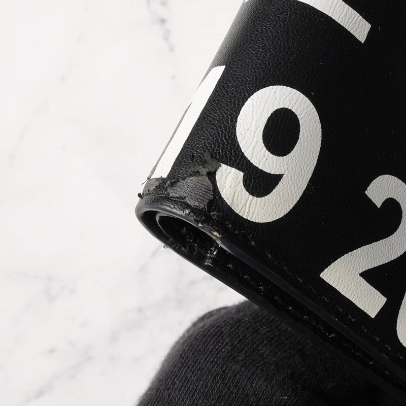 メゾン マルジェラ カレンダーロゴ レザー 二つ折り財布 コンパクトウォレット ブラック 箱付き - NEWSED