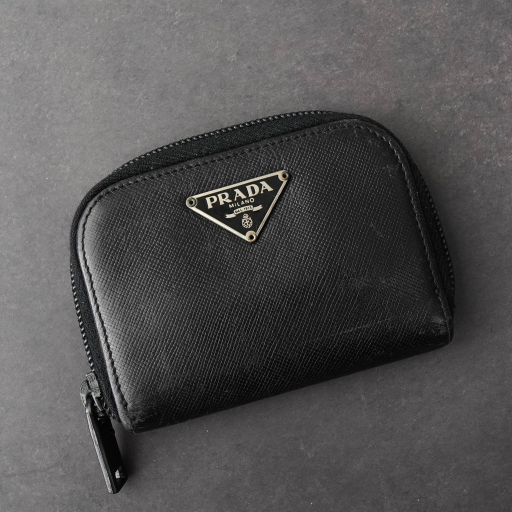 プラダ サフィアーノ レザー コインケース 三角プレート ラウンドジップ ブラック