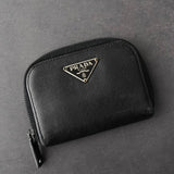プラダ サフィアーノ レザー コインケース 三角プレート ラウンドジップ ブラック - NEWSED