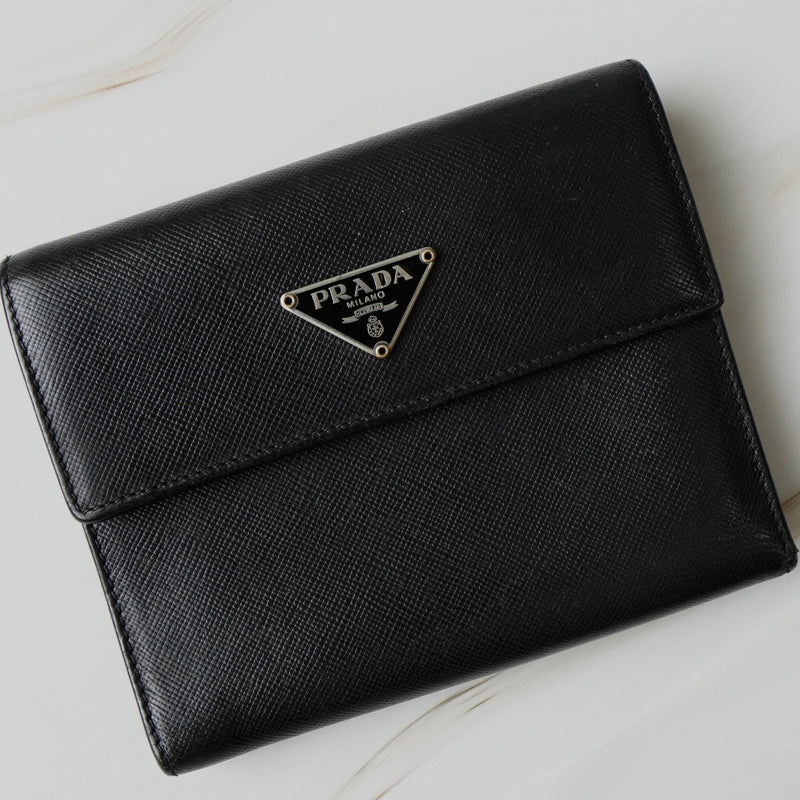 プラダ トライアングルロゴ サフィアーノ レザー 三つ折り財布 ブラック - NEWSED