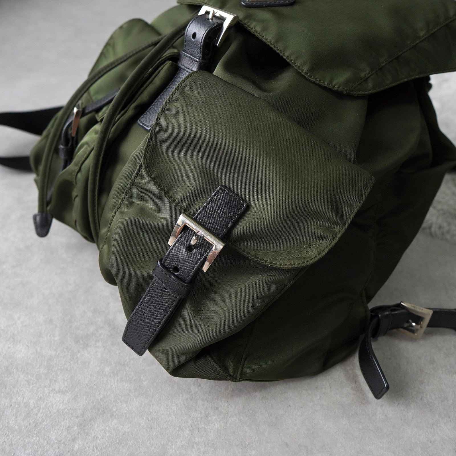 訳あり特価品　プラダ　リュックサック　テスートナイロン　ポコノ　カーキ ポコノ テスート ナイロン 三角プレート バックパック リュックサック