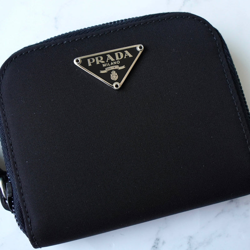 【良品】プラダ コインケース 三角ロゴ テスートナイロン ラウンドファスナー黒 プラダ ナイロン ラウンドファスナー コインケース 三角プレート