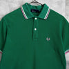 Fred Perry 徽标刺绣短袖 Polo 衫，绿色、粉色和象牙色