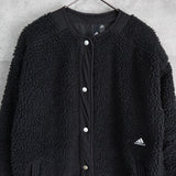 アディダス ロゴ 刺繍 ノーカラー ボアコート ブラック - NEWSED