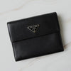 プラダ トライアングルロゴ サフィアーノ レザー 三つ折り財布 ブラック