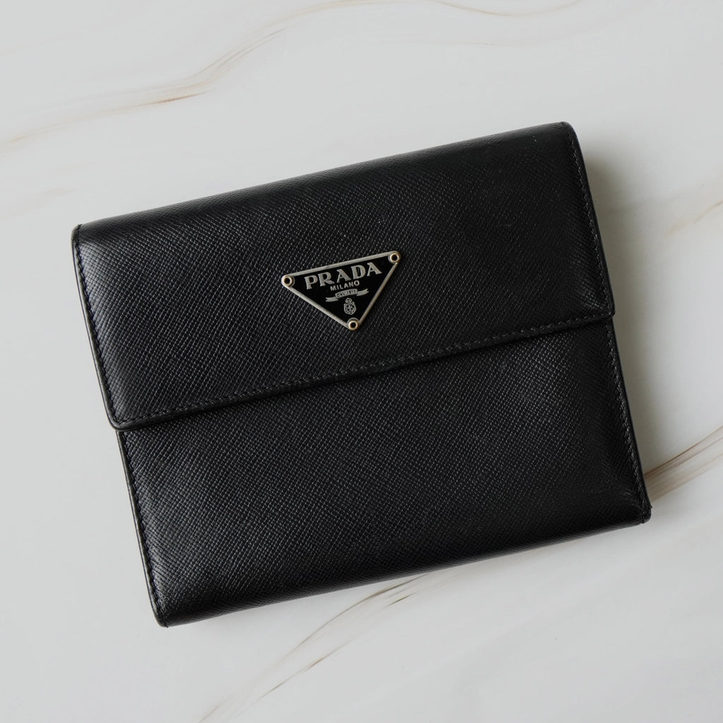 プラダ トライアングルロゴ サフィアーノ レザー 三つ折り財布 ブラック