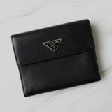 プラダ トライアングルロゴ サフィアーノ レザー 三つ折り財布 ブラック - NEWSED