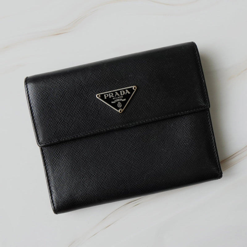プラダ トライアングルロゴ サフィアーノ レザー 三つ折り財布 ブラック - NEWSED