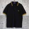 Fred Perry 徽标刺绣短袖 Polo 衫（黑色和黄色）