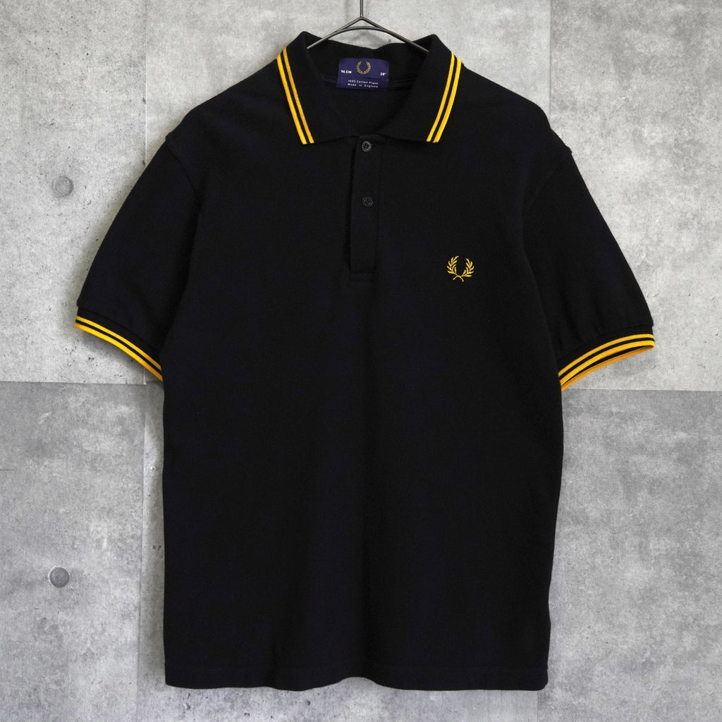 Fred Perry 徽标刺绣短袖 Polo 衫（黑色和黄色）