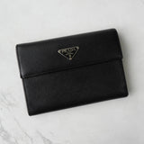 プラダ サフィアーノレザー トライアングルロゴ 三つ折り財布 ブラック - NEWSED