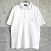 Fred Perry 徽标刺绣短袖 Polo 衫（白色和蓝色）
