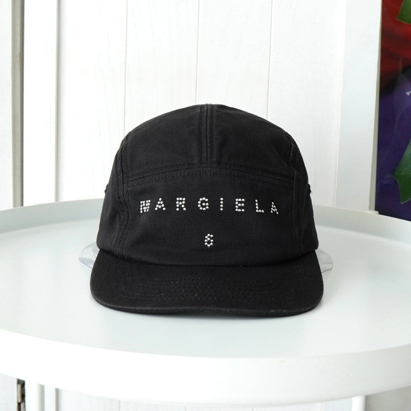 エムエムシックス メゾンマルジェラ スタッズ ロゴ ベースボール キャップ 帽子 ブラック - NEWSED