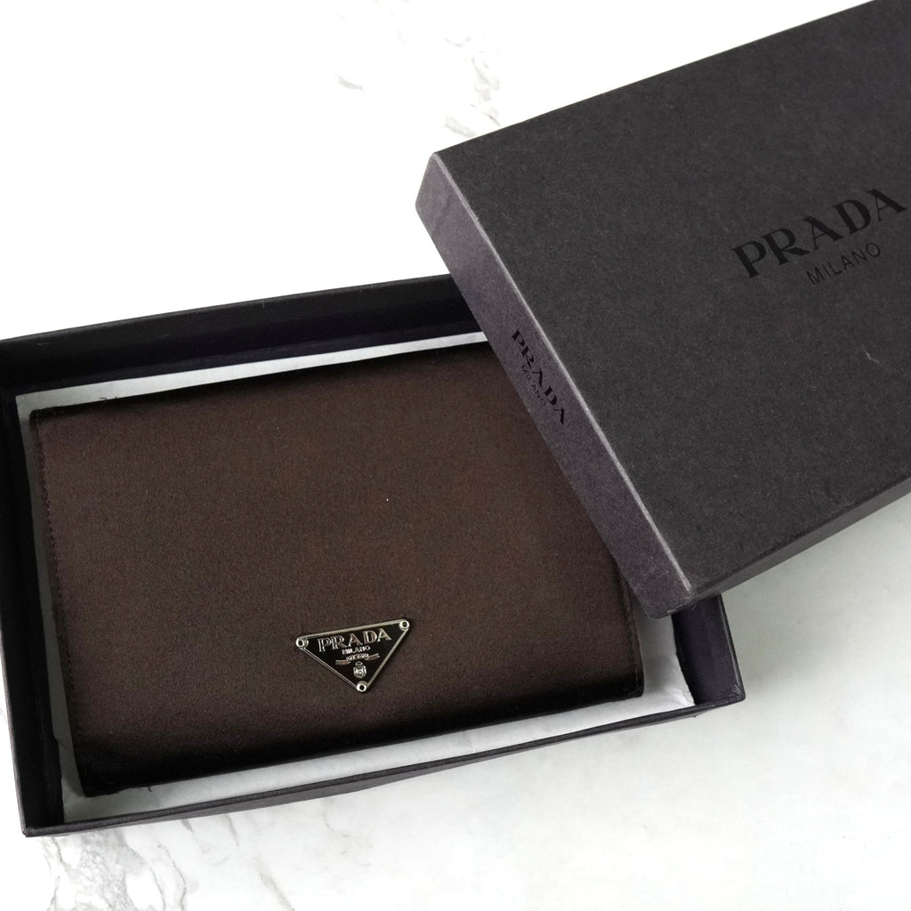 PRADA プラダ 三つ折り財布 三角ロゴ レザー ダークブラウン 美品 PRADA(プラダ) / サフィアーノ/三角ロゴプレート/3つ折り財布/レザー